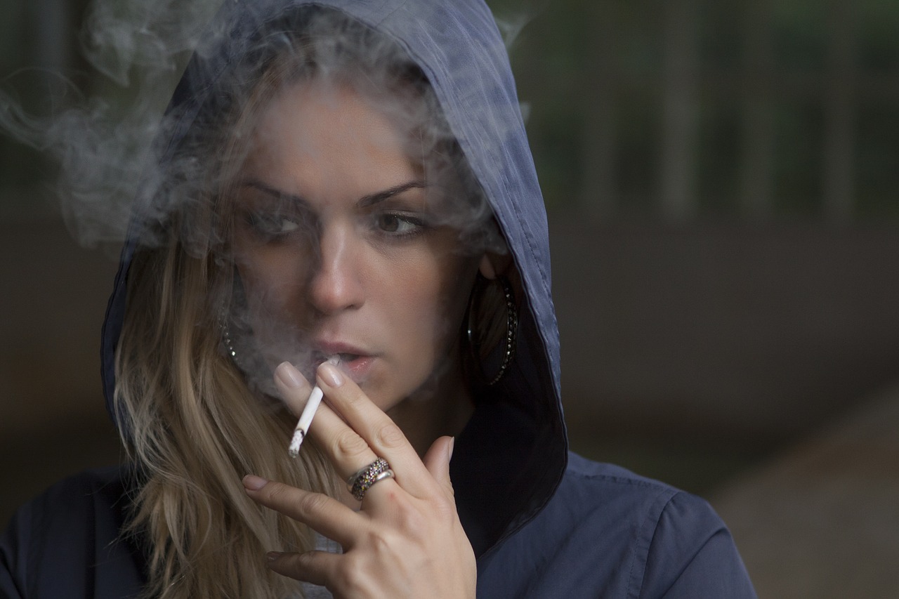 Fajčenie (Zdroj: https://pixabay.com/en/woman-smoking-cigarette-tobacco-918616/)